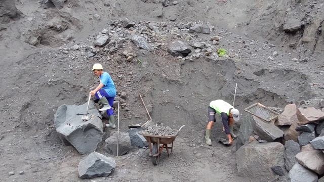 Строительство, шахтёры раскалывают камни которые не дают добывать песок