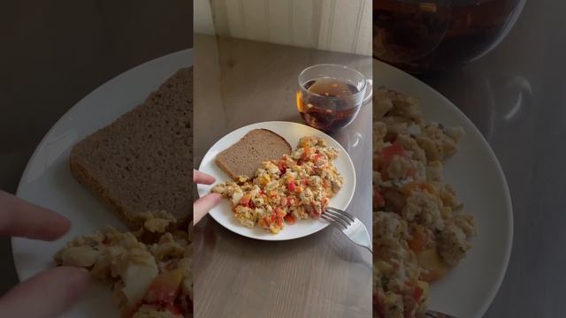 Сегодня был простой, но очень вкусный завтрак. Готовила на воде, а не на масле
