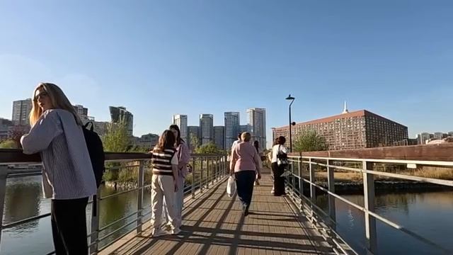 Готовясь к свадебному путешествию, решила посмотреть видео с торжества… А заметив странного гостя…