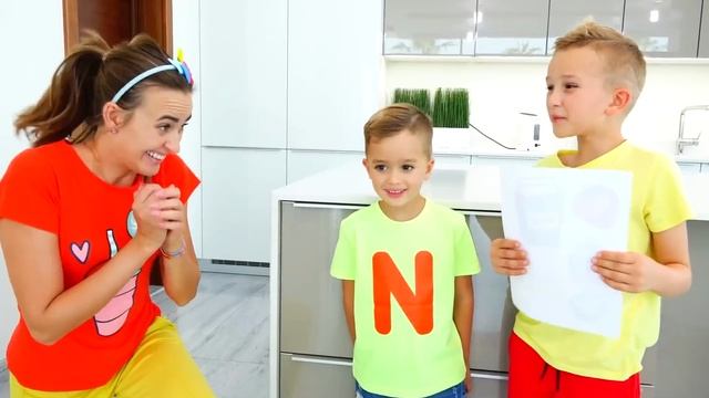 Влад и Никита играют в мобильные игры для детей