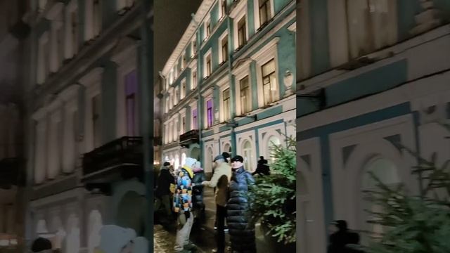 Атмосфера у метро Невский проспект СПб