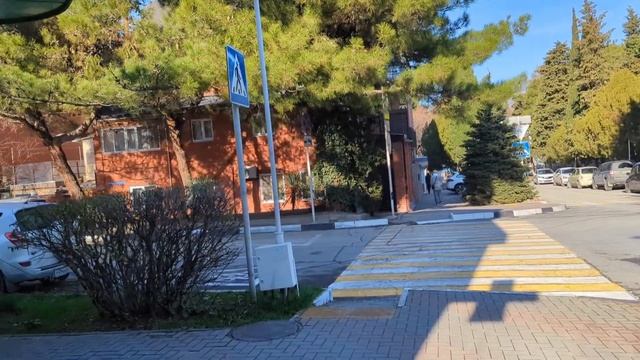 Геленджик в декабре. Иду по улице Грибоедова на пляж 2к24 на зимнее купание