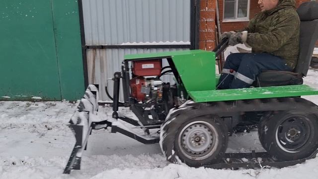 Гусеничный минитрактор. Чистка снега. Первый пробный выезд.