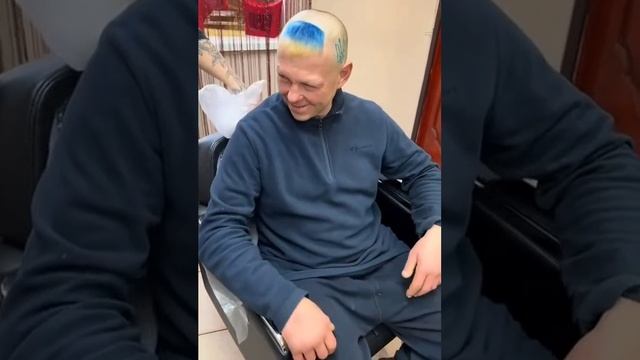 Украинский патриот хвастается новой стрижкой