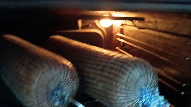 Подвариваю колбасу.