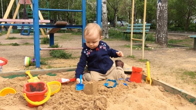 Когда мне было чуть больше года, я почти всю прогулку проводила в песочнице!  2017 год