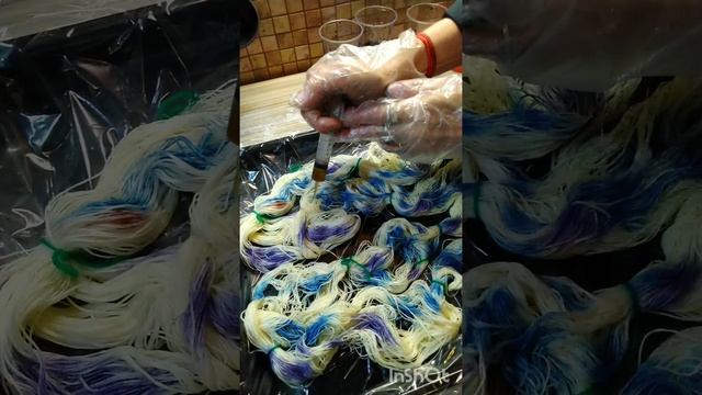 Крашу ниточки для нового вязального проекта в морском стиле.