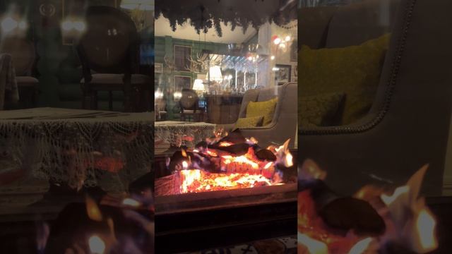 Зима — это время вкусной еды, красного вина, тёплого огня и дружеских объятий
