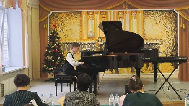 Фёдор Смыслов исполняет произведение Э.Грига "Вальс" (ми минор) на конкурсе