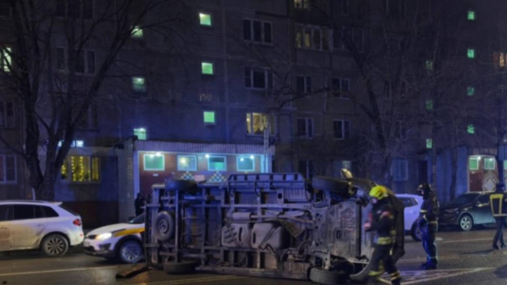 В Москве скорая помощь трижды перевернулась в ДТП