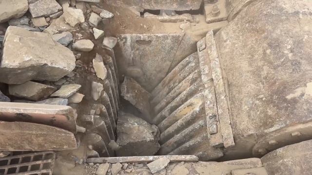 Строительство, дробление щебёнки