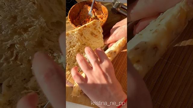 Ароматный чесночный багет с сыром и зеленью