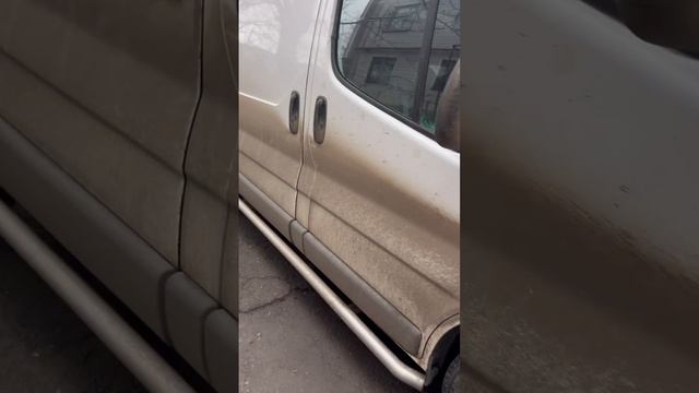 Нам пишут: 

"Добрый день, выставьте пожалуйста как людям наплевать на других людей , паркуют свои б
