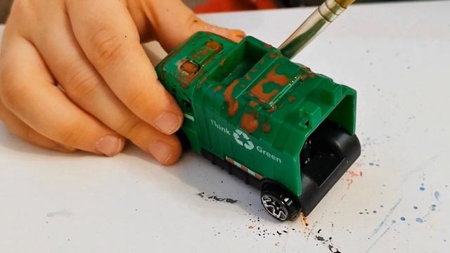 Машинки в краске прыгают с трамплина