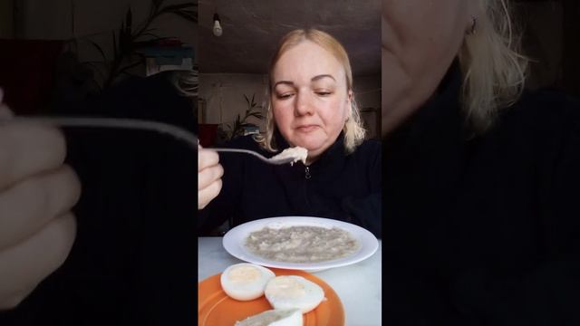 МУКБАНГ 😋 ПП-ЗАВТРАК ОВСЯНКА С ЯИЧКАМИ😋👍 ВКУСНЯТИНА 👍 НАЧИНАЮ ХУДЕТЬ🙏🙏🙏