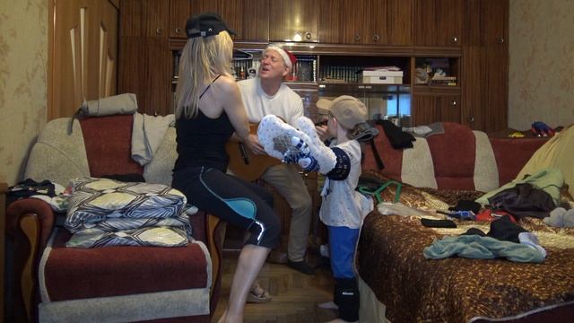 Тусовка с внуками на Новый 25 год.