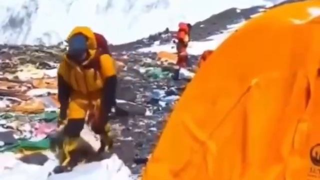 В районе самой высокой горы на Земле — Эвереста — ситуация приближается к экологической катастрофе.