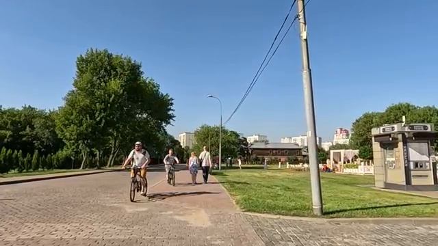 Решив проверить жениха в день свадьбы, богачка надела платье нищенки… Реакция сына доярки удивила…