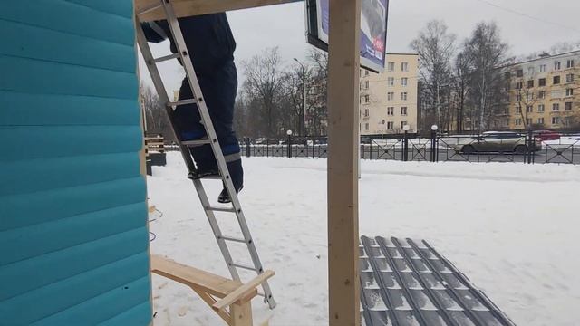 Строительство нового выставочного дома: мансарда обшивается