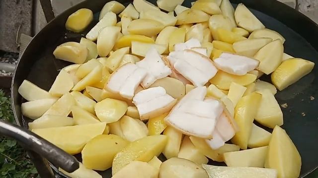 Жаренная картофель с салом и колбаской на огне