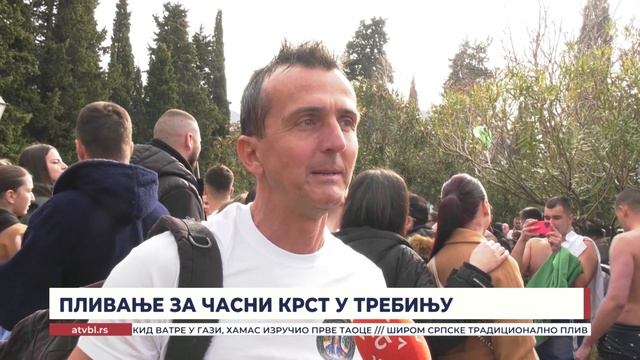 Са Часним крстом у рукама из хладне Требишњице изашао Алексеј Будинчић (12)