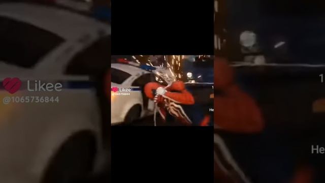 полицейский пожертвовал собой.