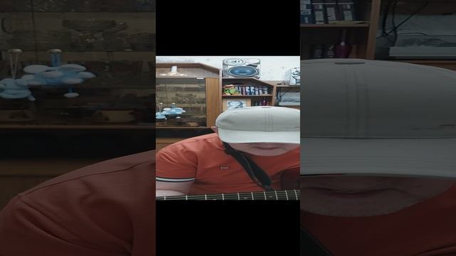 " У любви зелёные  глаза"- автор слов и музыки Александр Власов.
