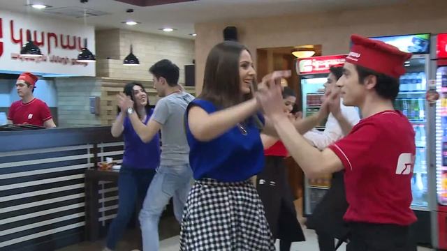 Սա պետք է դիտել ;) Կարասի յուրօրինակ շնորհավորանքը կանանց միամսյակի առթիվ Երևան Մոլում!!!