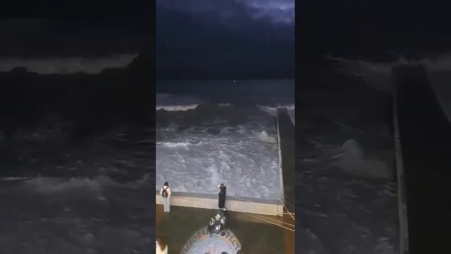 В Сочи Крещенские купания отменили из-за шторма.