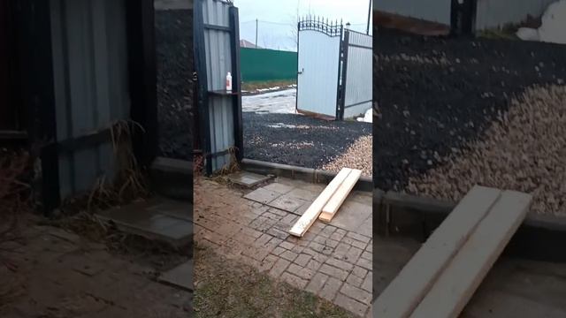 Не смогли выкопать яму вручную. Попали на плывун, земля валится. 18 января 2025