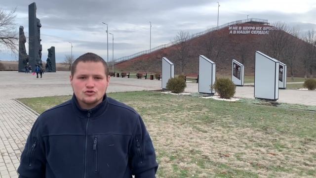 Горят города по пути этих полчищ. Молодая гвардия.
