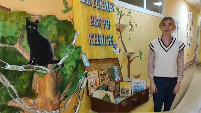 Старинный Чемодан Детских Ретро Книг в Детском Саду