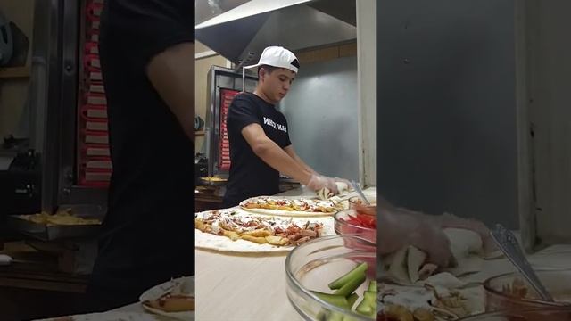 шаурма мини 3иштучки шаурма от души. шаурма бомба честно говорят. оцените по братский народ.