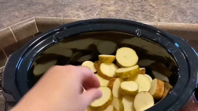 SLOW COOKER MEAL IDEA | EASY MEAL FOR FAMILIES | FALL CROCKPOT MEAL