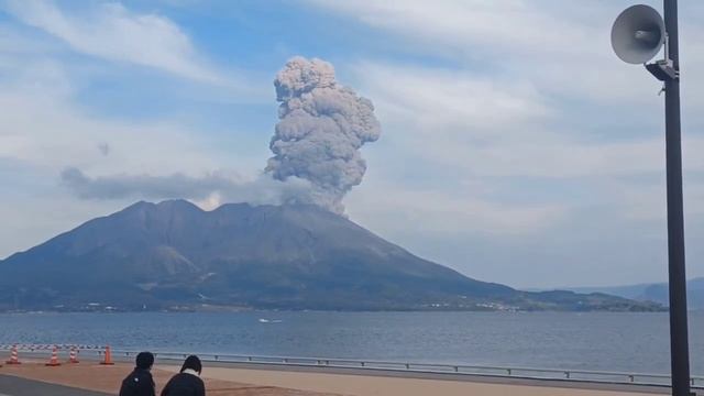 Извержение вулкана на острове Сакурадзима на острове Кюсю, Япония 🇯🇵 (19.01.2025)
