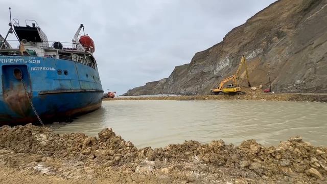 На кадрах - очищенная от мазута акватория закрытой бухты у кормы танкера «Волгонефть-239»