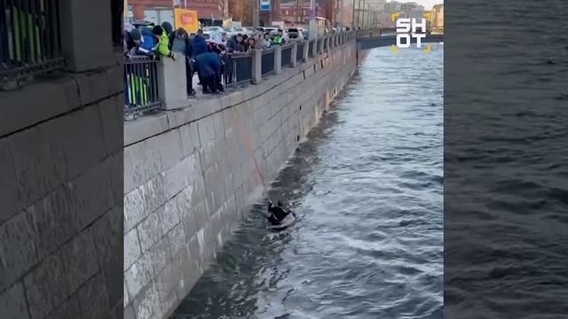 Еще одна машина за эти сутки рухнула в воду в Петербурге