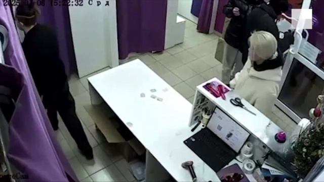 В Екатеринбурге мамкины модники в брендовых шмотках ограбили Wildberries 

Пока сотрудник отвлёкся