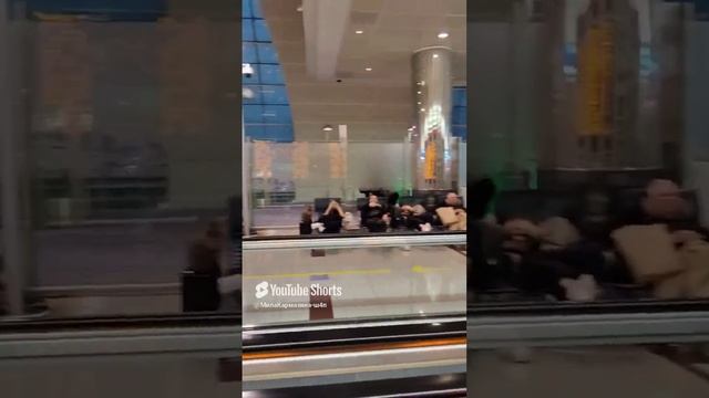 ОАЭ. 30.12.2024.  Юлечка на травалаторе в аэропорту