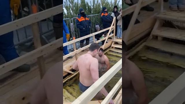 Традиционные крещенские купания в проруби...