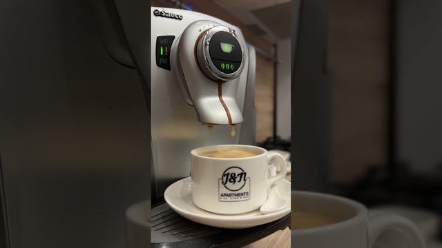 Утро в J& Apartments начинается со свежего зернового кофе ☕️