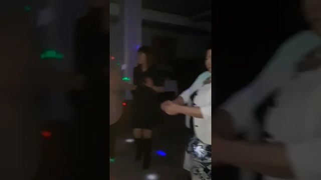 Танцы в кафе