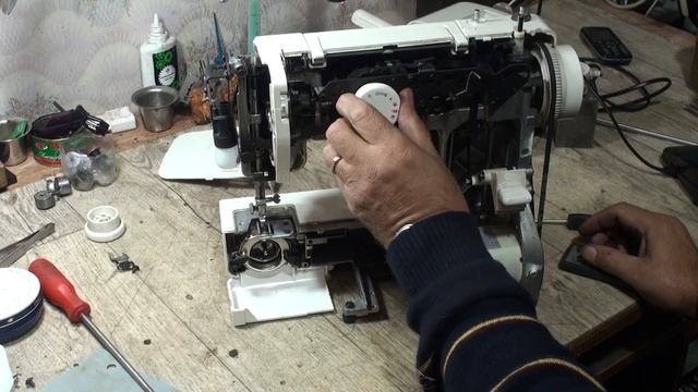 Что то типа Janome. Рассыпалась шестерня зиг-зага.
