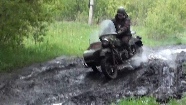 Мотоцикл Урал по жуткой грязи