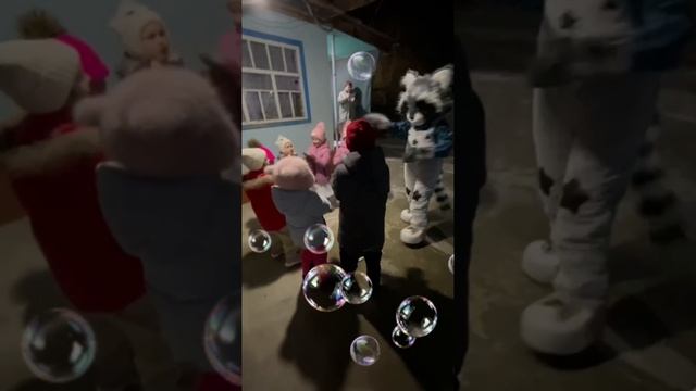 Сразу две именинницы,какая прелесть 😍 и шкодный енотик приехал поздравить,сюрприз от мамы 😍