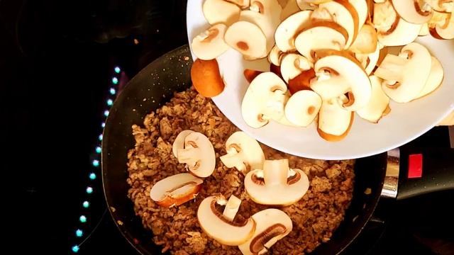 Спагетти с белым грибным соусом и фаршем. быстрей не бывает )))