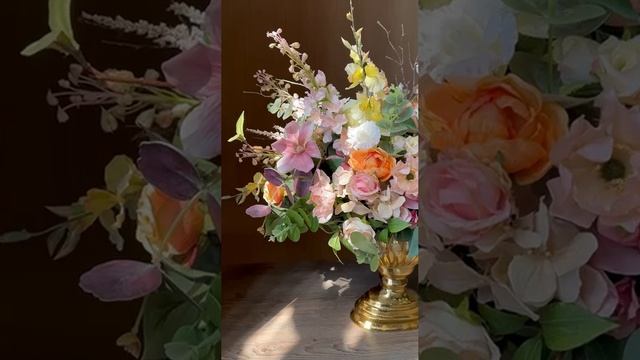 Композиция в персиковом цвете. Ваза золотая металл.