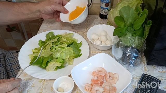 Салат в итальянском стиле с креветками, апельсином и моцареллой
