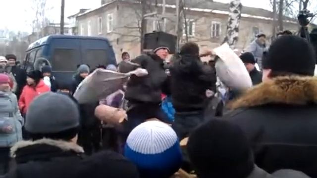 Масленица в Кораблино 2013. Битва подушками