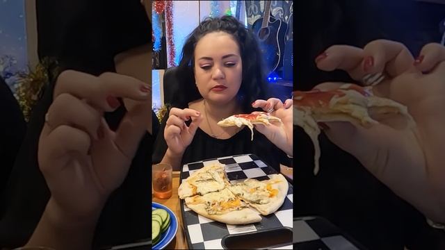 Пицца 🍕 борщ 🍲 галдеж 🤪 кутеж 😜 #мукбанг #mukbang